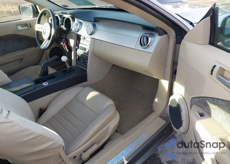 2005 Ford Mustang Gt Deluxe/Gt Premium z USA, uszkodzony, nr VIN 1ZVFT82H455127716